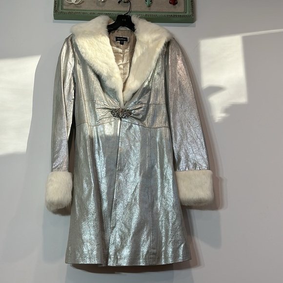 BEBE Silver metallic leather white fur trim collar/cuff trench coach large Y2K - Picture 12 of 12